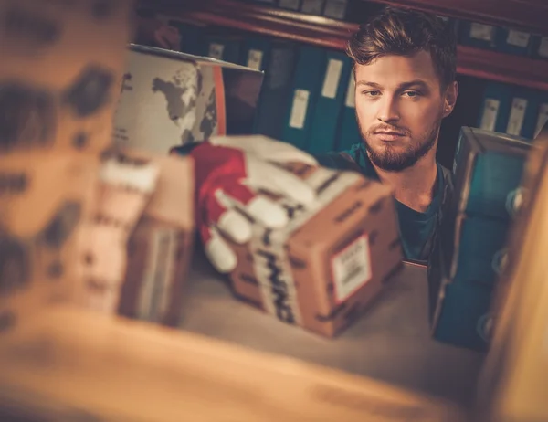 Worker on a automotive spare parts warehouse — Stock Photo, Image