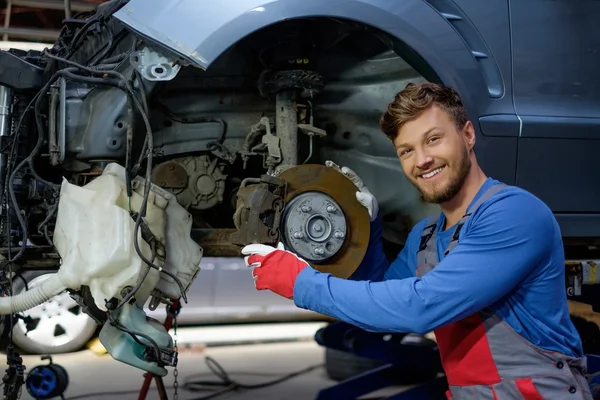 Mechaniker überprüft Auto-Bremssystem in Werkstatt — Stockfoto