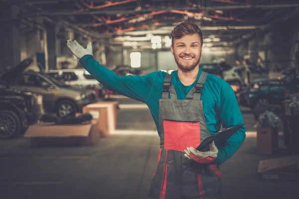 Fröhlicher Servicemann in einer Autowerkstatt — Stockfoto