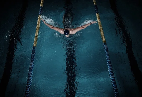 Man simmar med bröstsim teknik — Stockfoto