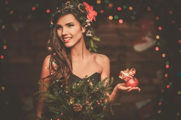 Kvinna i julgran klänning — Stockfoto