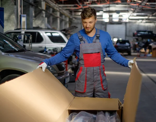 Caja de apertura mecánica con nuevas piezas de repuesto en un taller — Foto de Stock