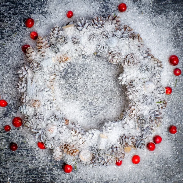 De kroon van Kerstmis in een sneeuw — Stockfoto