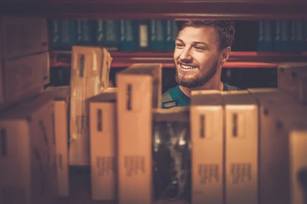 Worker on a automotive spare parts warehouse — Stock Photo, Image