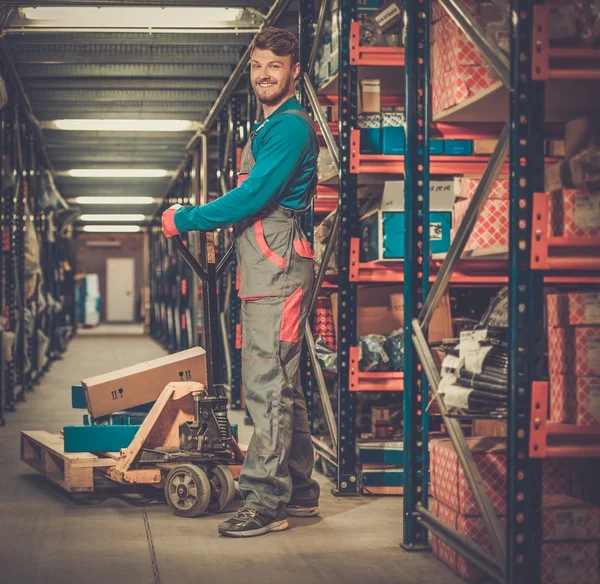 Trabajador en un almacén de piezas de recambio para automóviles — Foto de Stock