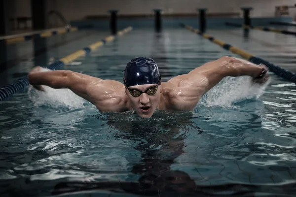 スポーツマンのプールで泳ぐ — ストック写真