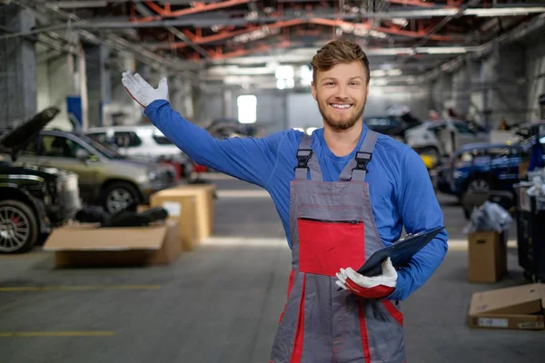 Fröhlicher Servicemann in einer Autowerkstatt — Stockfoto