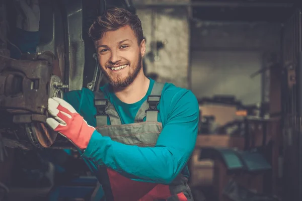 Mechaniker überprüft Auto-Bremssystem in Werkstatt — Stockfoto