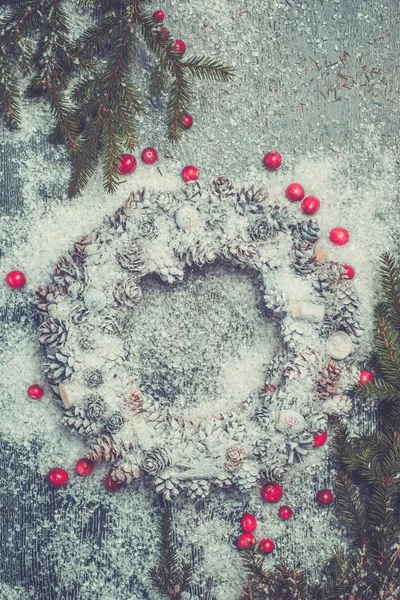 Grinalda de Natal em uma neve — Fotografia de Stock