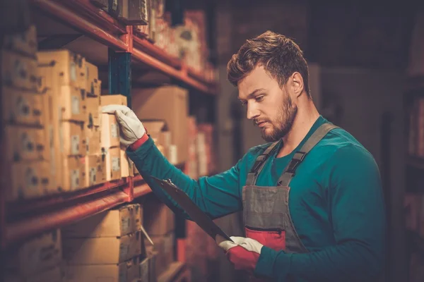 Trabajador en un almacén de piezas de recambio para automóviles — Foto de Stock