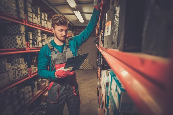 Trabajador en un almacén de piezas de recambio para automóviles — Foto de Stock