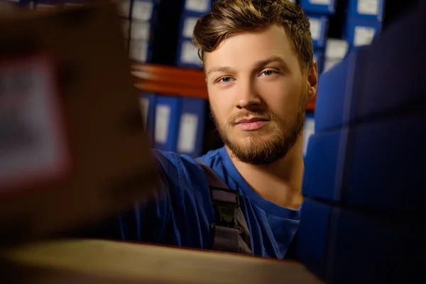 Worker on a automotive spare parts warehouse — Stock Photo, Image