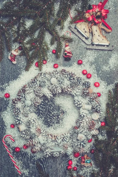 Egy havas Karácsonyi koszorú — Stock Fotó