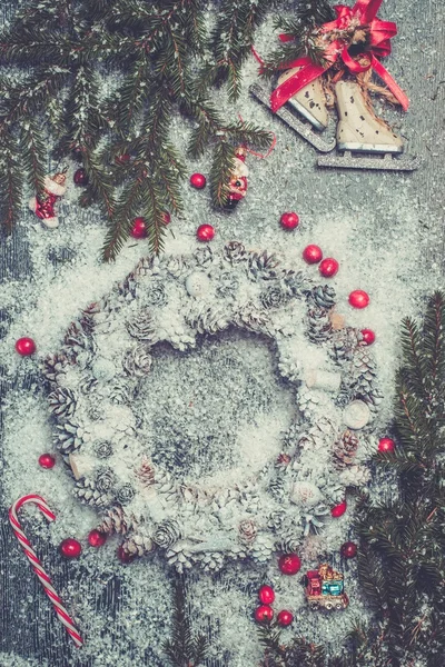 Grinalda de Natal em uma neve — Fotografia de Stock