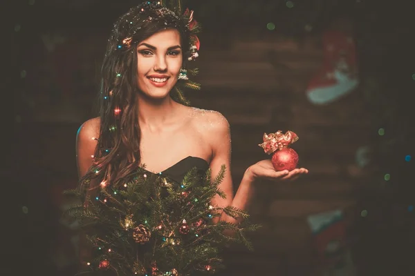 Femme en robe de sapin de Noël — Photo