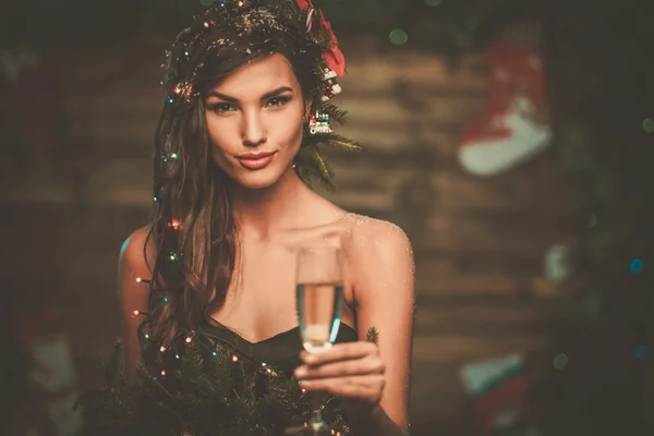Mulher em vestido de árvore de Natal — Fotografia de Stock