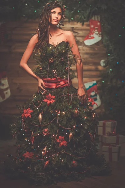 Γυναίκα με φόρεμα χριστουγεννιάτικο δέντρο — Φωτογραφία Αρχείου