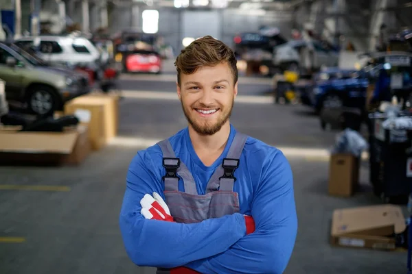 Alegre soldado en un taller de coches — Foto de Stock