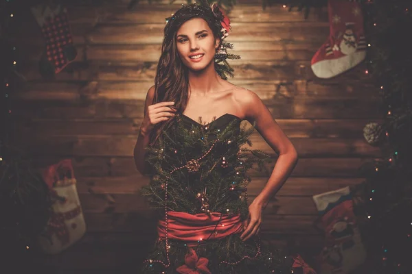 Mulher em vestido de árvore de Natal — Fotografia de Stock