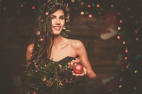 Mulher em vestido de árvore de Natal — Fotografia de Stock