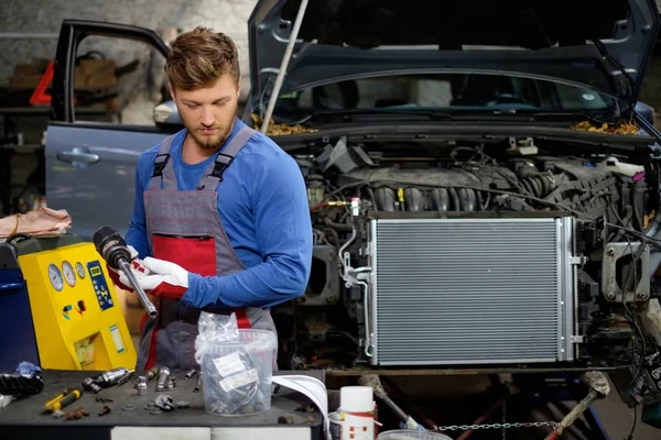 Mechanic in a workshop — Stock Photo, Image