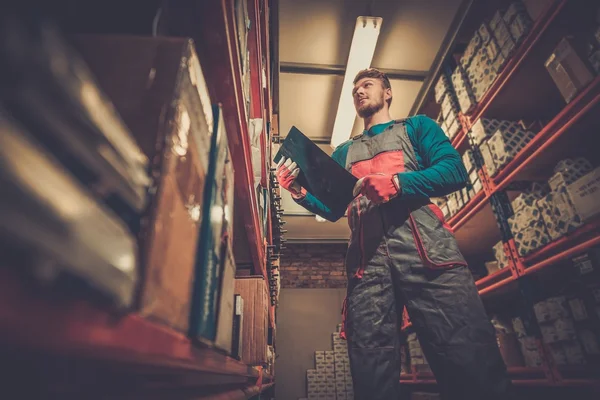 Trabajador en un almacén de piezas de recambio para automóviles — Foto de Stock