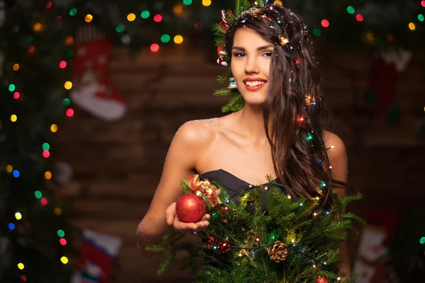 Mulher em vestido de árvore de Natal — Fotografia de Stock