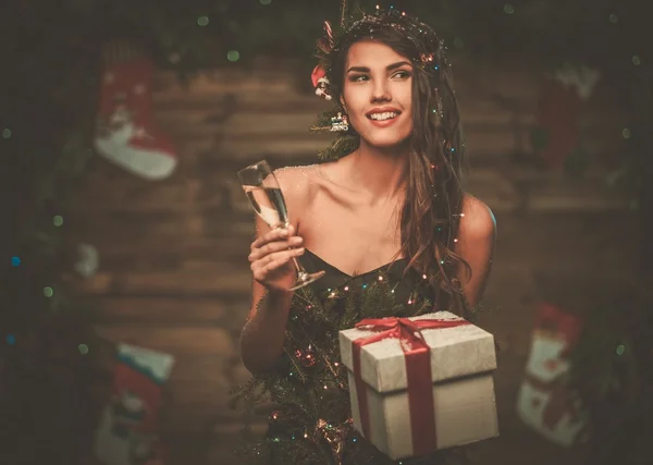 Mulher em vestido de árvore de Natal — Fotografia de Stock