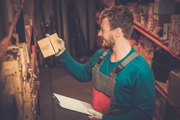 Worker on a automotive spare parts warehouse — Stock Photo, Image