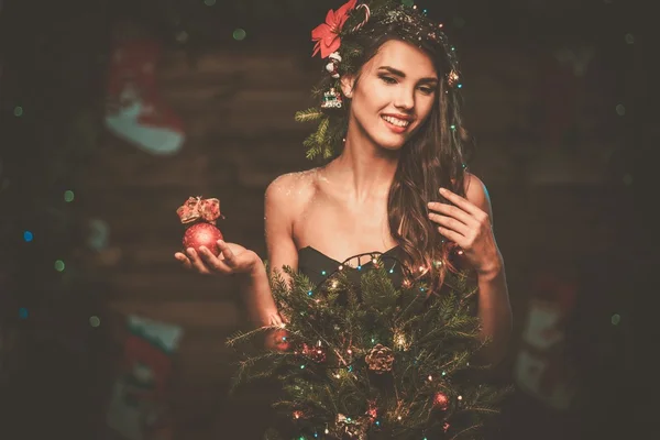 Женщина в рождественском платье из елки — стоковое фото
