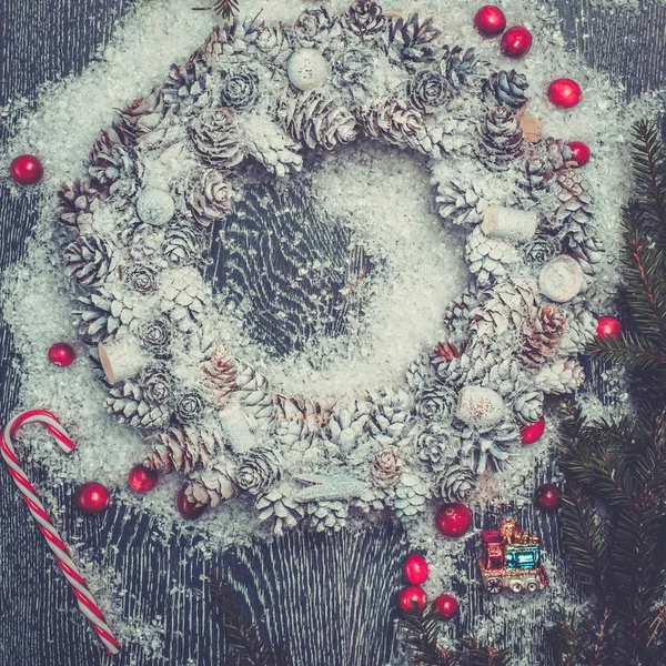 Grinalda de Natal em uma neve — Fotografia de Stock