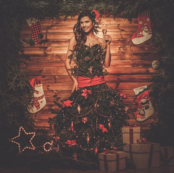 Γυναίκα με φόρεμα χριστουγεννιάτικο δέντρο — Φωτογραφία Αρχείου
