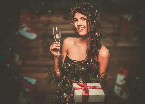 Mulher em vestido de árvore de Natal — Fotografia de Stock