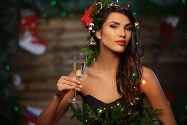 Mulher em vestido de árvore de Natal — Fotografia de Stock