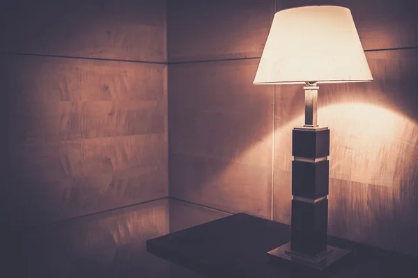 Lámpara de mesa en interior de madera —  Fotos de Stock