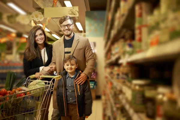 Família jovem em uma mercearia — Fotografia de Stock