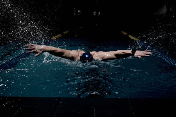 Sporcu bir yüzme havuzunda yüzüyor — Stok fotoğraf