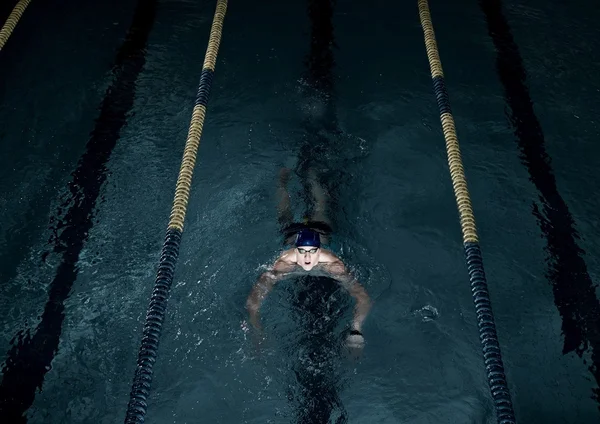 Deportista nada en una piscina — Foto de Stock