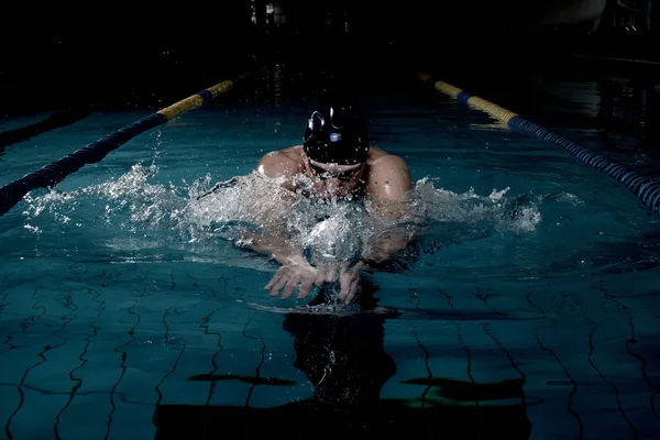 Sportsman úszik a medence — Stock Fotó