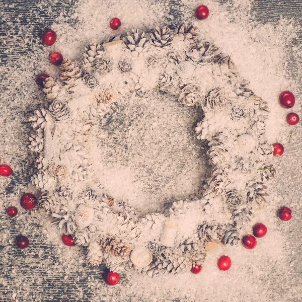 Grinalda de Natal em uma neve — Fotografia de Stock