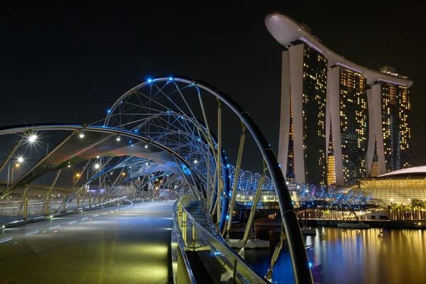 Die Helixbrücke mit dem Sand der Marina Bay im Hintergrund — Stockfoto