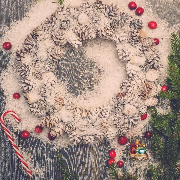 Рождественский венок в снегу — стоковое фото
