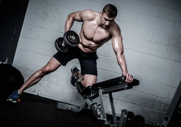 Pria Atletik melakukan latihan dengan dumbbells — Stok Foto