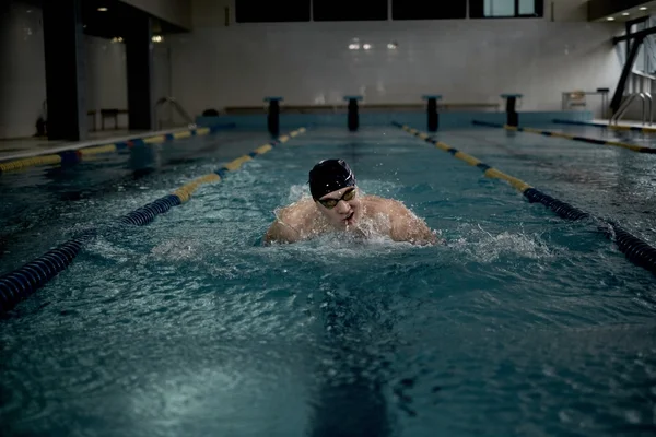 Lo sportivo nuota in una piscina — Foto Stock