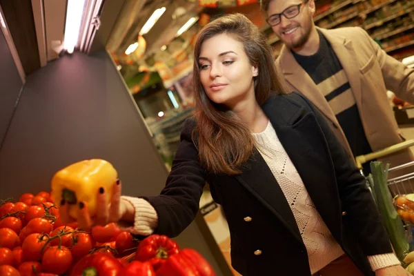 Paar wählt Gemüse im Lebensmittelladen — Stockfoto