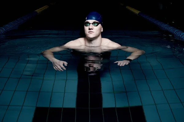 Simmare i simbassäng — Stockfoto