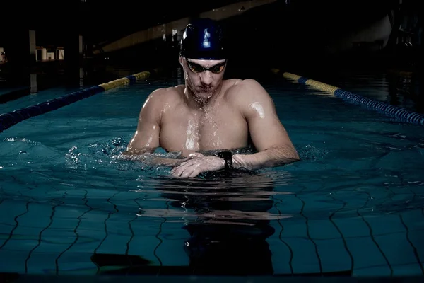 与心率监视器在游泳池里游泳 — 图库照片