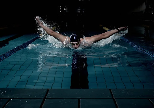 Lo sportivo nuota in una piscina — Foto Stock