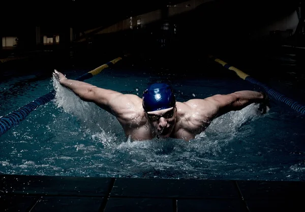 Lo sportivo nuota in una piscina — Foto Stock