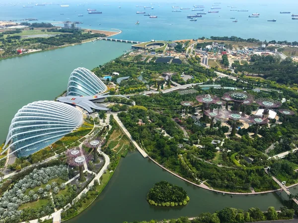Dos cúpulas de jardines junto al parque de la bahía, Singapur con Marina Bay Sands torre — Foto de Stock